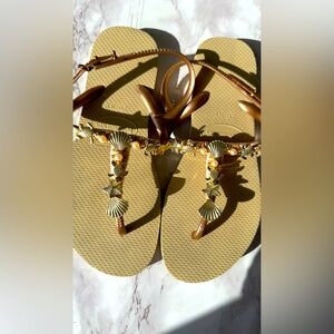 Havaianas Stylish Tan Sandals embellished with Gold coastal Accents